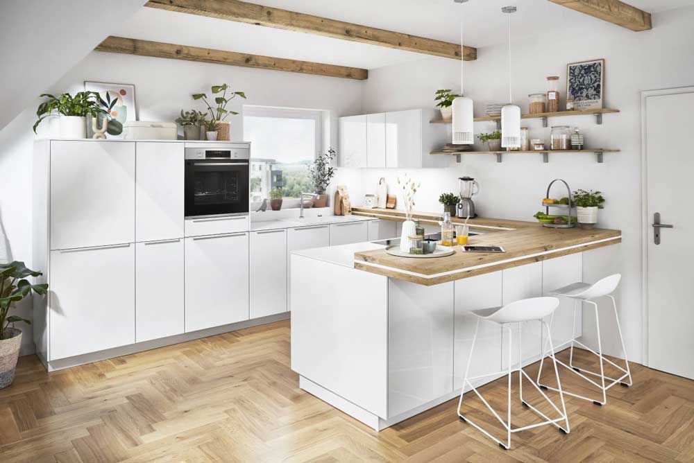 Fényes konyha a modern otthonban